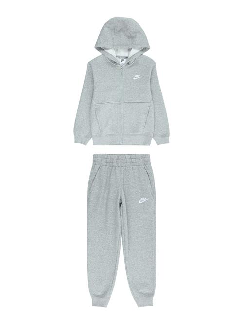 Se Nike Sportswear Joggingdragt 'Club Fleece'  grå-meleret / hvid ved About You