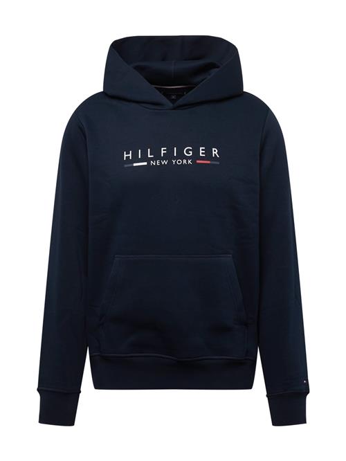 Se TOMMY HILFIGER Sweatshirt 'NEW YORK'  navy / rød / hvid ved About You