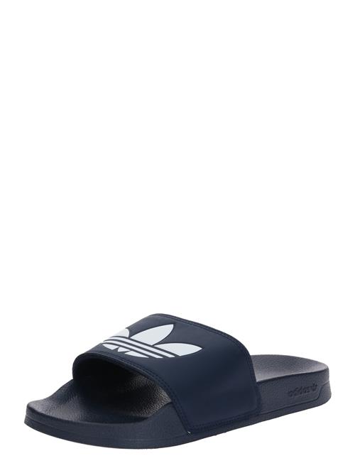 Se ADIDAS ORIGINALS Pantoletter 'Adilette Lite'  navy / hvid ved About You