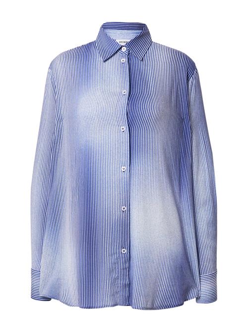 Se WEEKDAY Bluse  safir / pastelblå ved About You