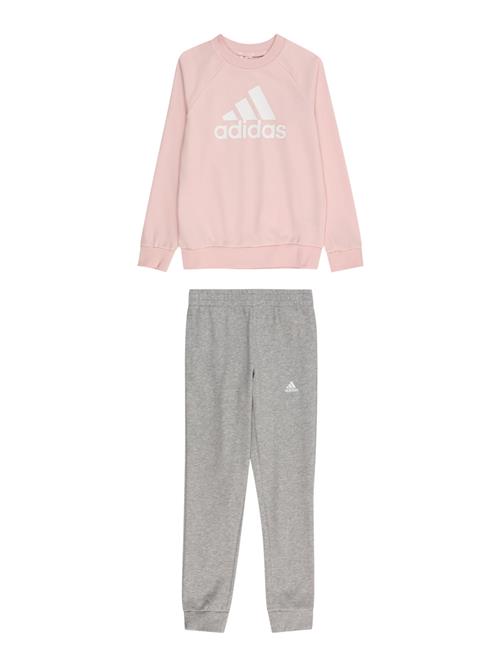 Se ADIDAS SPORTSWEAR Træningsdragt 'Essentials'  grå-meleret / lys pink / hvid ved About You