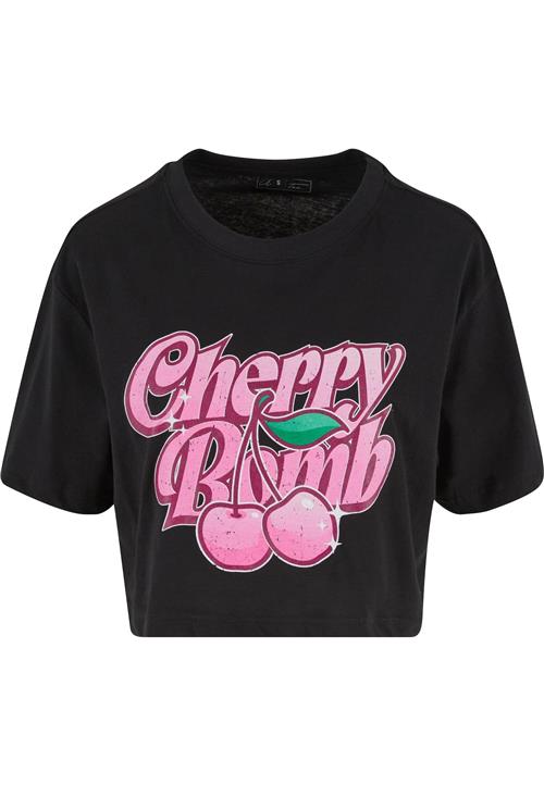 Se Miss Tee Oversized bluse 'Cherry Bomb'  grøn / pink / sort / hvid ved About You