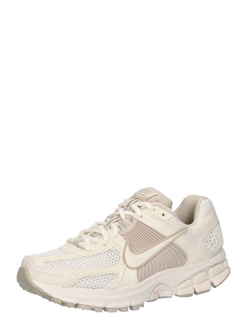 Se Nike Sportswear Sneaker low 'Zoom Vomero 5'  beige / elfenben ved About You