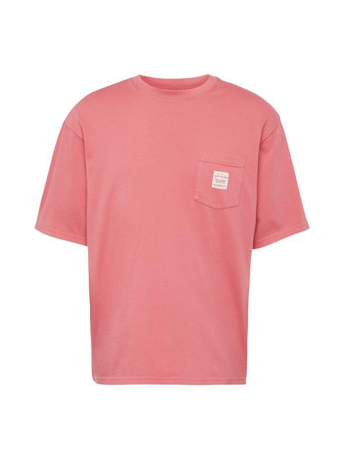 Se LEVI'S ® Bluser & t-shirts  melon / hvid ved About You