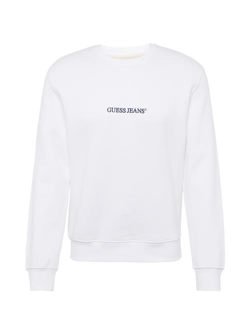 Se GUESS JEANS Sweatshirt  mørkeblå / hvid ved About You