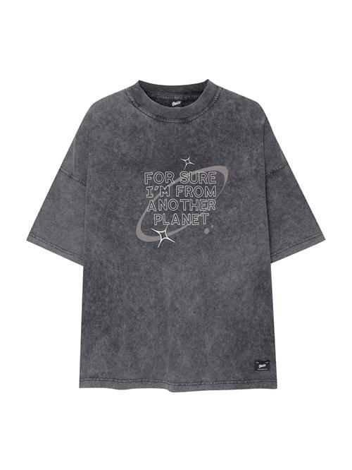 Se Pull&Bear Bluser & t-shirts  grafit / mudderfarvet / hvid ved About You