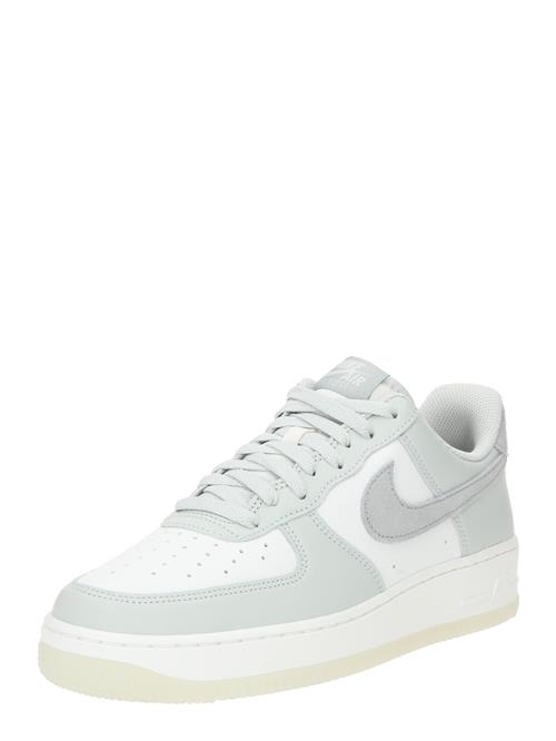 Se Nike Sportswear Sneaker low 'AIR FORCE 1 '07 LV8'  sølv / hvid ved About You