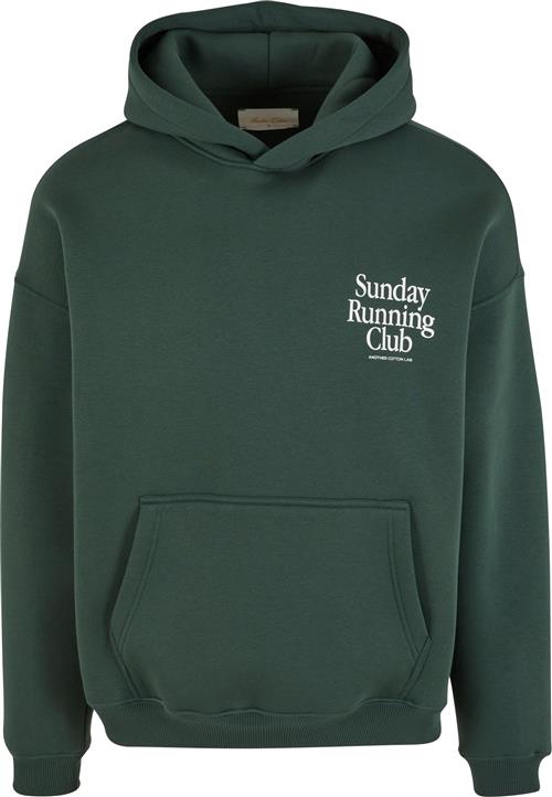 Se Another Cotton Lab Sweatshirt 'Sunday Running Club'  mørkegrøn / hvid ved About You