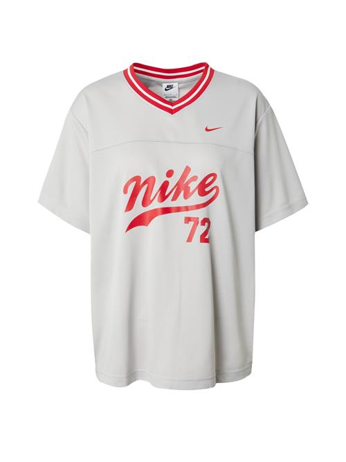 Se Nike Sportswear Shirts  lysegrå / rød / hvid ved About You