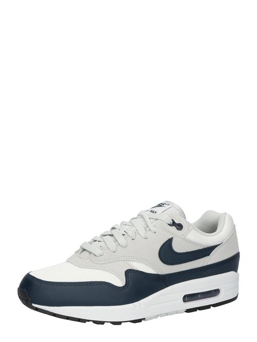 Se Nike Sportswear Sneaker low 'NIKE AIR MAX 1 ESS'  navy / grå / hvid ved About You