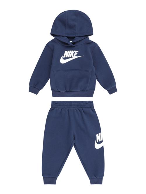 Se Nike Sportswear Joggingdragt  navy / hvid ved About You