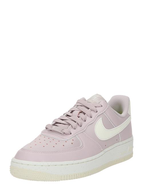 Se Nike Sportswear Sneaker low 'Air Force 1 '07 SE'  orkidee / hvid ved About You