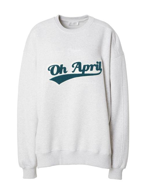 Se OH APRIL Sweatshirt 'Ivo'  lysegrå / gran / hvid ved About You