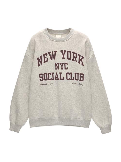 Se Pull&Bear Sweatshirt  grå / burgunder ved About You