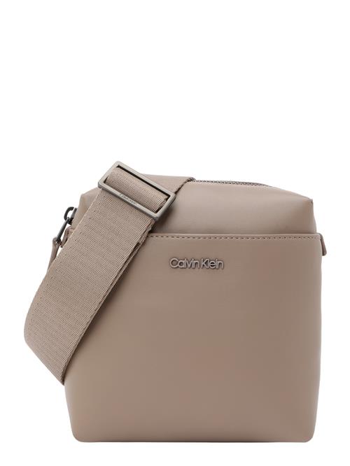 Calvin Klein Skuldertaske 'ESSENTIAL'  mørkebeige