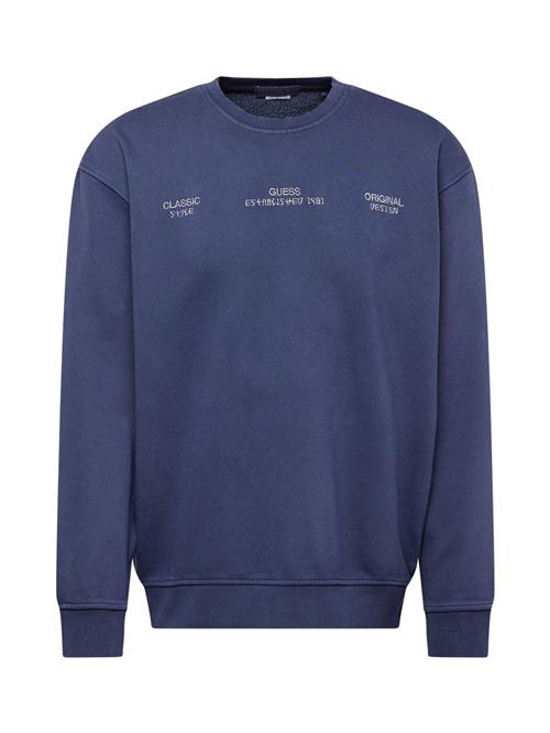 Se GUESS Sweatshirt  navy / azur / hvid ved About You