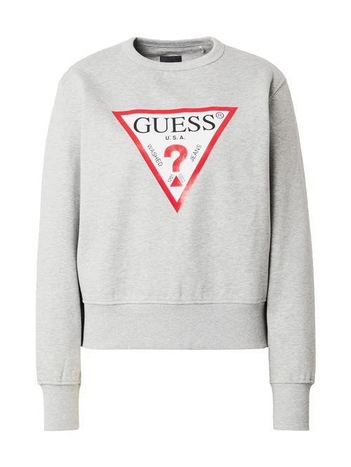 Se GUESS Sweatshirt  grå-meleret / rød / sort / hvid ved About You