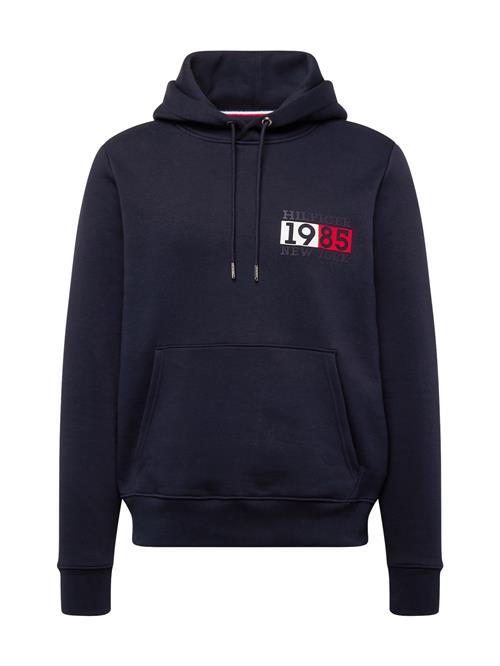 Se TOMMY HILFIGER Sweatshirt  navy / rød / hvid ved About You