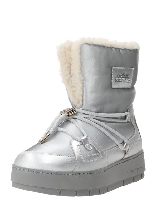 Se TOMMY HILFIGER Snowboots 'Essential'  creme / sølv ved About You