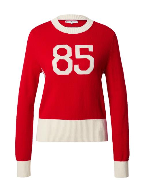 Se TOMMY HILFIGER Pullover 'VARSITY 85'  blodrød / naturhvid ved About You