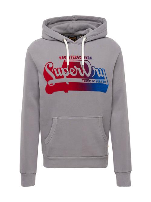 Se Superdry Sweatshirt  blå / grey denim / kirsebærsrød ved About You