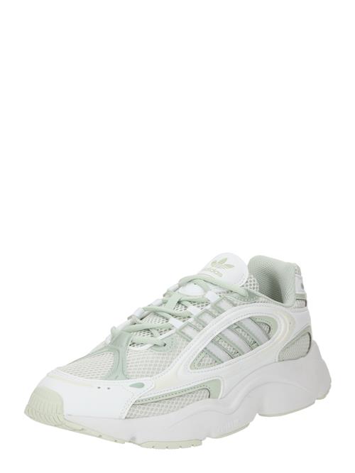 Se ADIDAS ORIGINALS Sneaker low 'OZMILLEN'  pastelgrøn / hvid ved About You