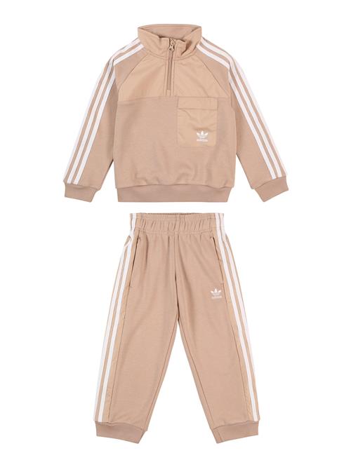 Se ADIDAS ORIGINALS Joggingdragt  nude / hvid ved About You