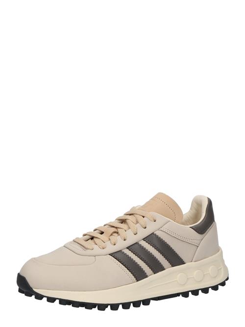 Se ADIDAS ORIGINALS Sneaker low 'LA TRAINER LUX'  camel / ecru / mudderfarvet ved About You