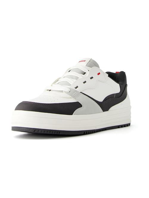 Se Bershka Sneaker low  grå / sort / hvid ved About You