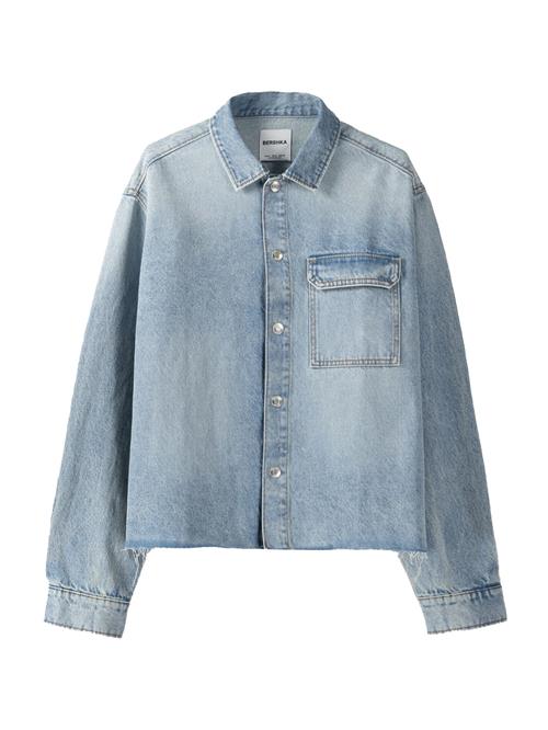 Se Bershka Overgangsjakke  blue denim ved About You