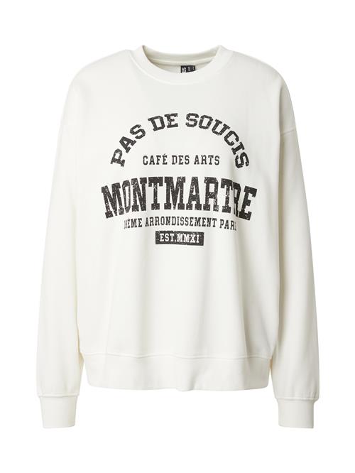 Se PIECES Sweatshirt 'PCMAUDE'  sort / hvid ved About You