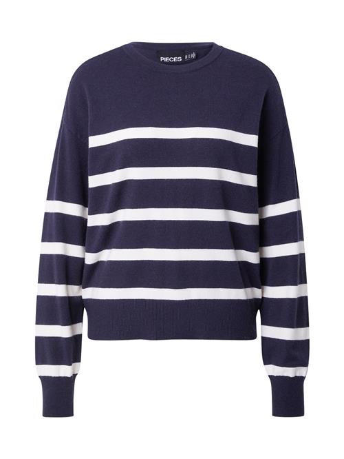 Se PIECES Pullover  navy / hvid ved About You