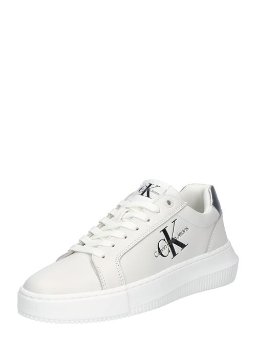 Se Calvin Klein Jeans Sneaker low  sølvgrå / sort / hvid ved About You