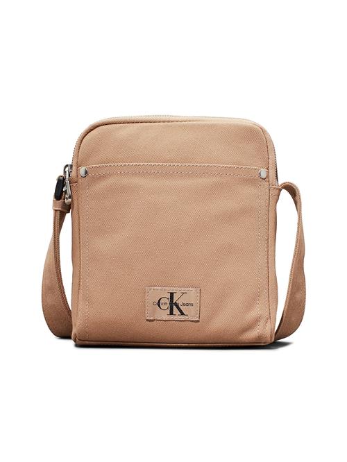 Se Calvin Klein Jeans Skuldertaske 'Essentials'  beige / sort ved About You