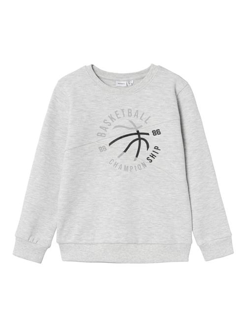 Se NAME IT Sweatshirt 'KULAN'  lysegrå / sort ved About You