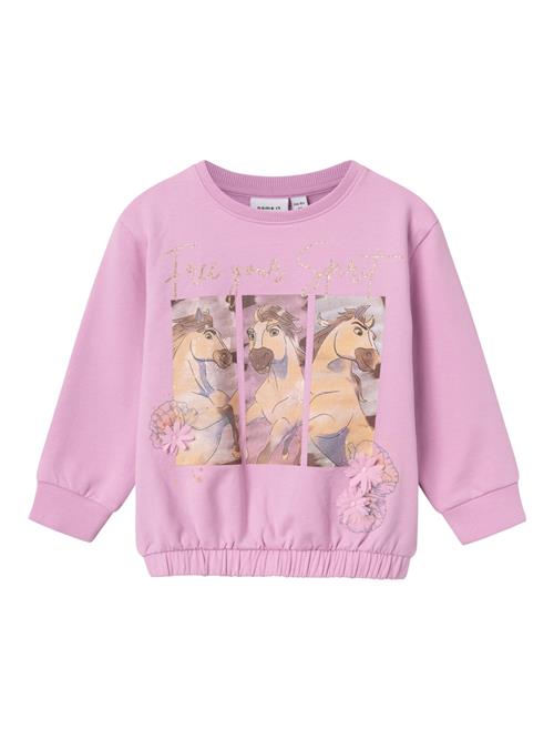 Se NAME IT Sweatshirt 'ARINA'  camel / brun / guld / eosin ved About You