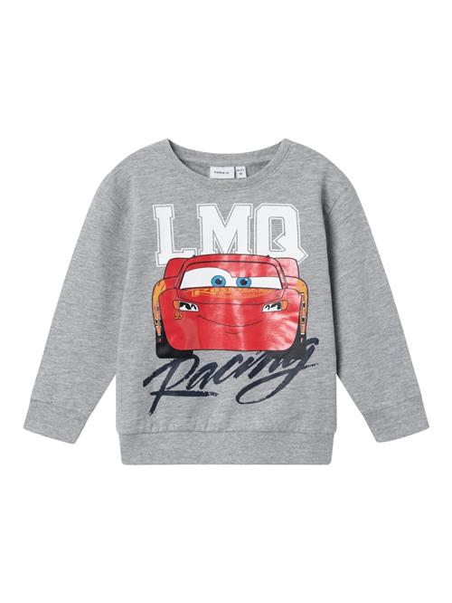 Se NAME IT Sweatshirt 'ANS CARS'  grå-meleret / rød / sort / hvid ved About You