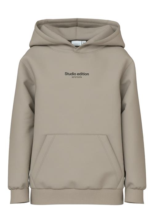 Se NAME IT Sweatshirt 'NKMBrody'  mørkebeige / sort ved About You