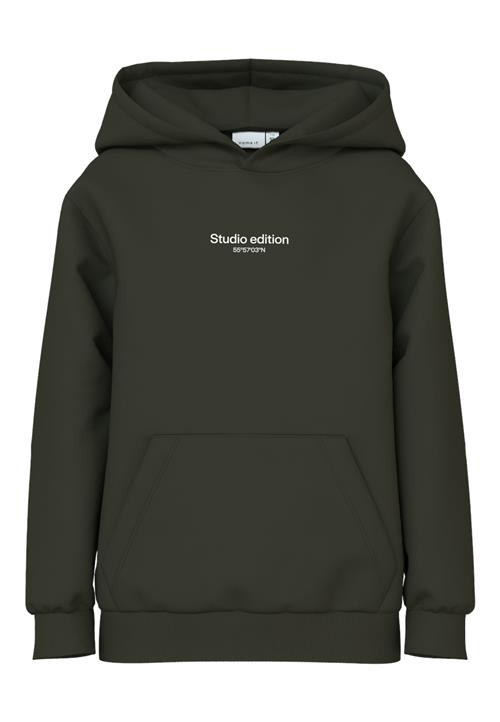 Se NAME IT Sweatshirt 'NKMBrody'  mørkegrøn / hvid ved About You