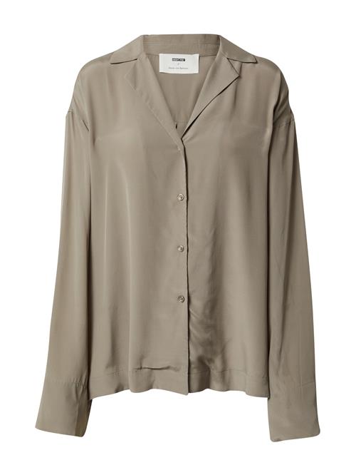 Se ABOUT YOU x Marie von Behrens Bluse 'Lilia'  taupe ved About You