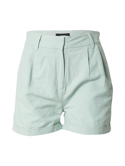Se Superdry Bukser med lægfolder  mint ved About You
