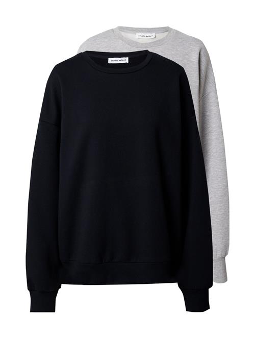 Se STUDIO SELECT Sweatshirt 'Lotta'  grå-meleret / sort ved About You