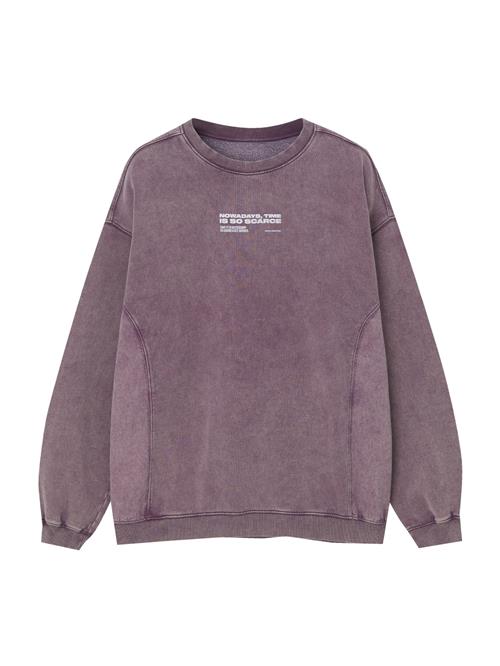 Se Pull&Bear Sweatshirt  grenadine / offwhite ved About You