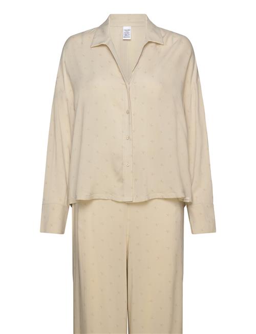 Se Calvin Klein L/S Buttondown & Pant Sleep Set Calvin Klein Beige ved Booztlet