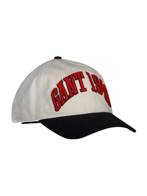 Se GANT Hætte '1949 VARSITY ARCH COTTON CAP'  hvid ved About You