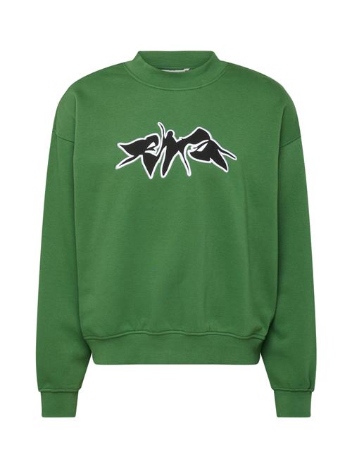 Se WEEKDAY Sweatshirt  mørkegrøn / sort / hvid ved About You