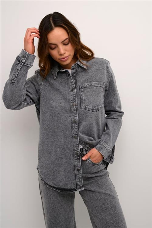 Se Kaffe Karyana Denim Shirt Kvinde Light Grey Denim Langærmede Skjorter Str 46 Denim - hos Magasin ved Magasin