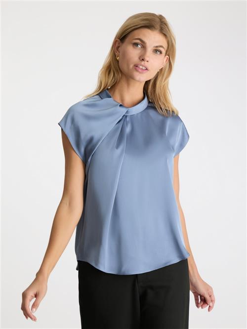 Neo Noir Fleur Drapy Satin Blouse Kvinde Dusty Blue Kortærmede Bluser Str 42 - hos Magasin