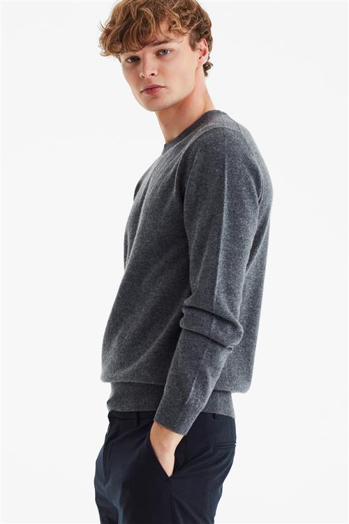 Se Magasin du Nord Collection Magasin Mads 2 100% Cashmere Mand Dark Grey Melange Sweaters Str S Cashmere ved Magasin