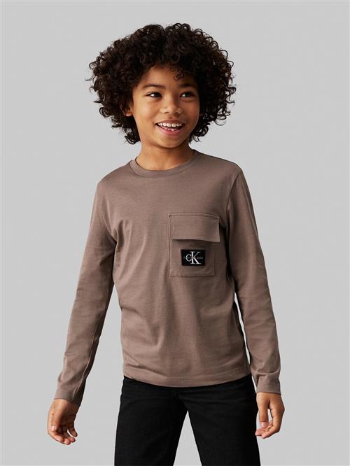 Se Calvin Klein Badge REG. LS Tshirt Str 10 - Falcon Langærmede T-shirts hos Magasin ved Magasin